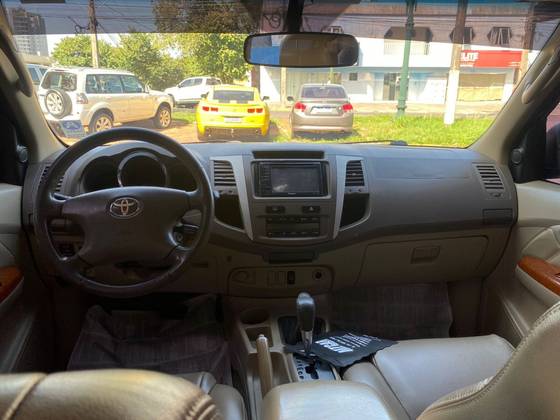 TOYOTA HILUX 3.0 SRV 4X4 CD 7 LUGARES 16V TURBO INTERCOOLER DIESEL 4P AUTOMÁTICO TOYOTA HILUX 3.0 SRV 4X4 CD 7 LUGARES 16V TURBO INTERCOOLER DIESEL 4P AUTOMÁTICO